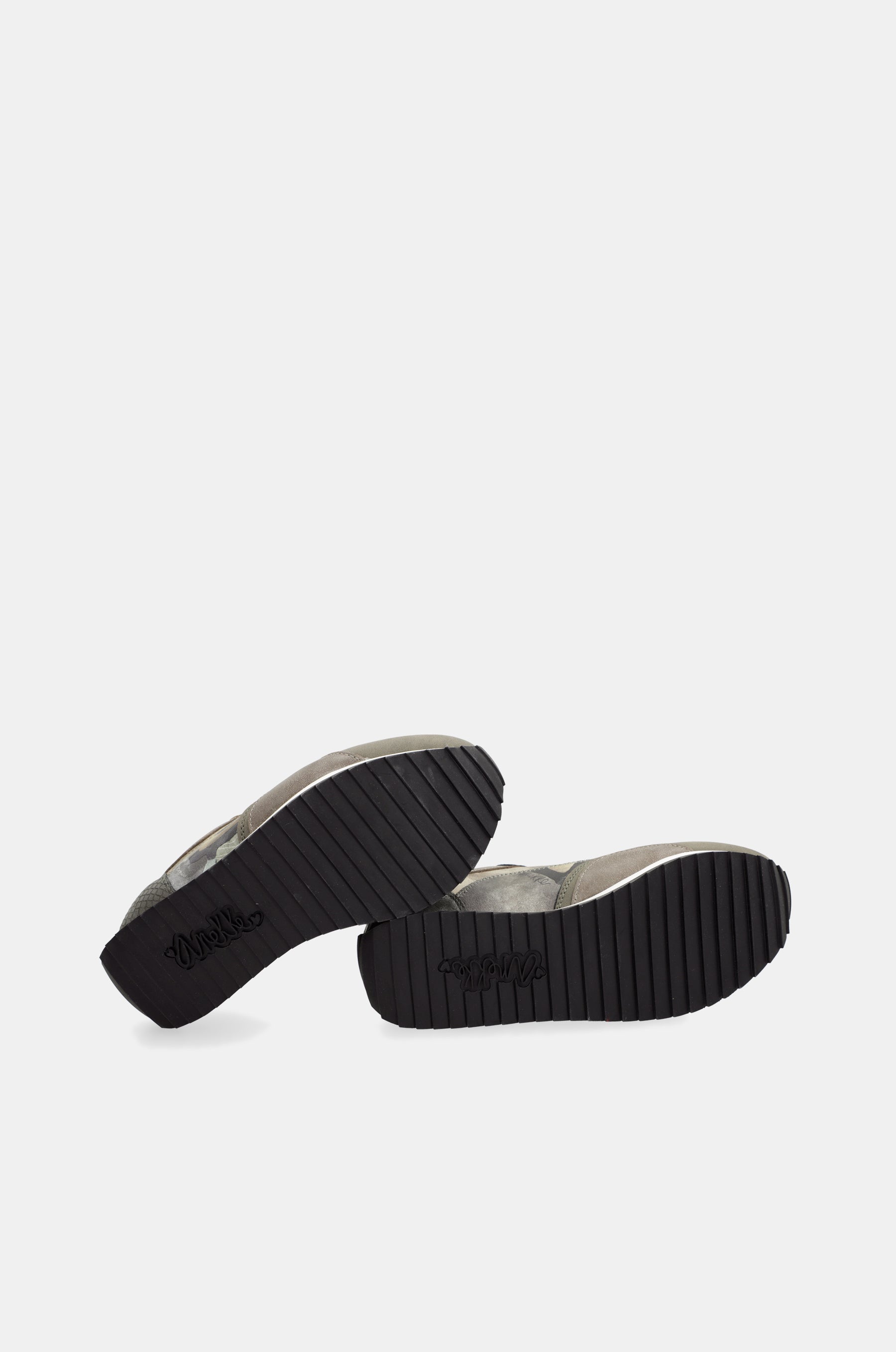 Travel grey sneakers