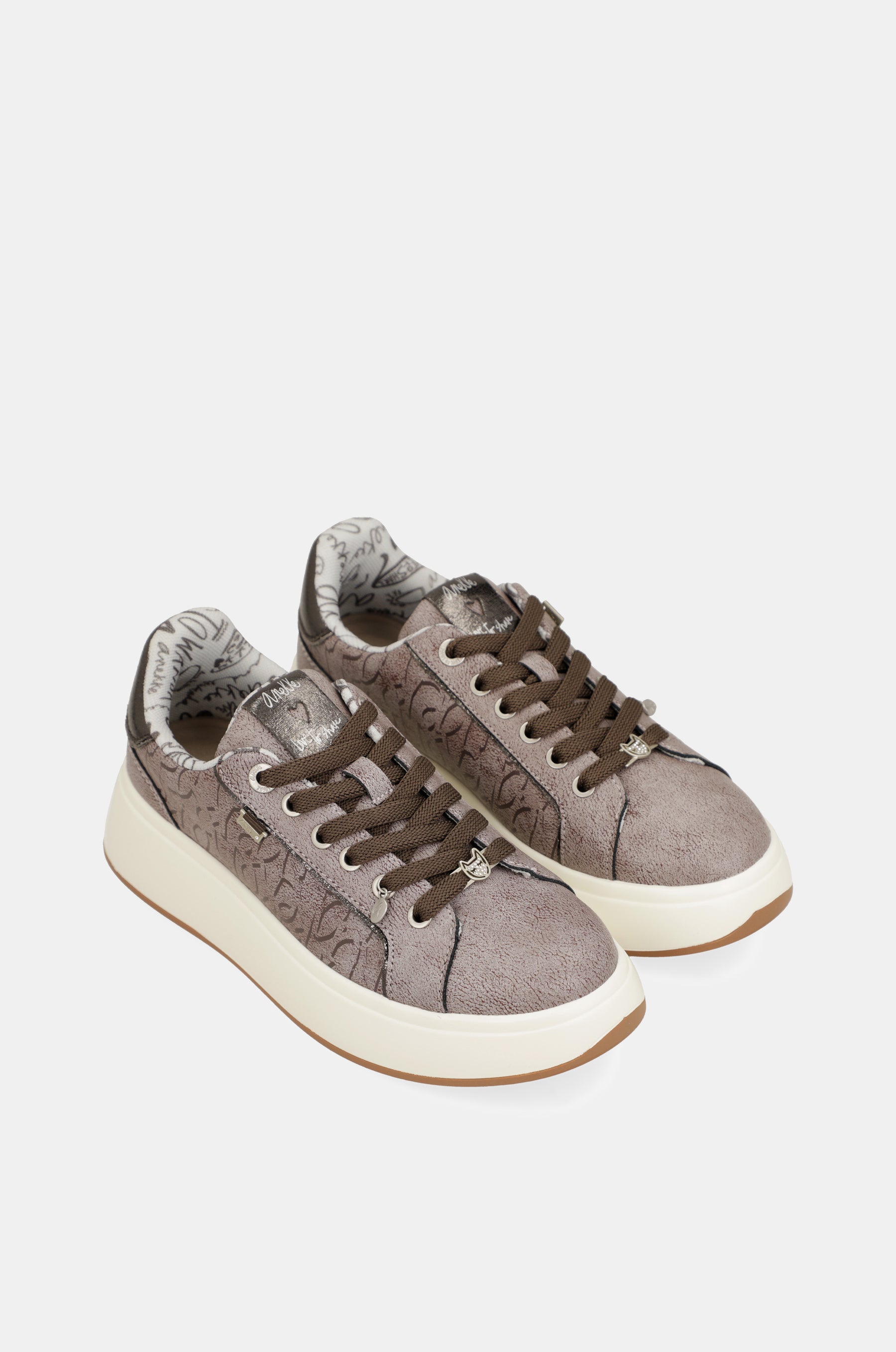 Casual ecru sneakers