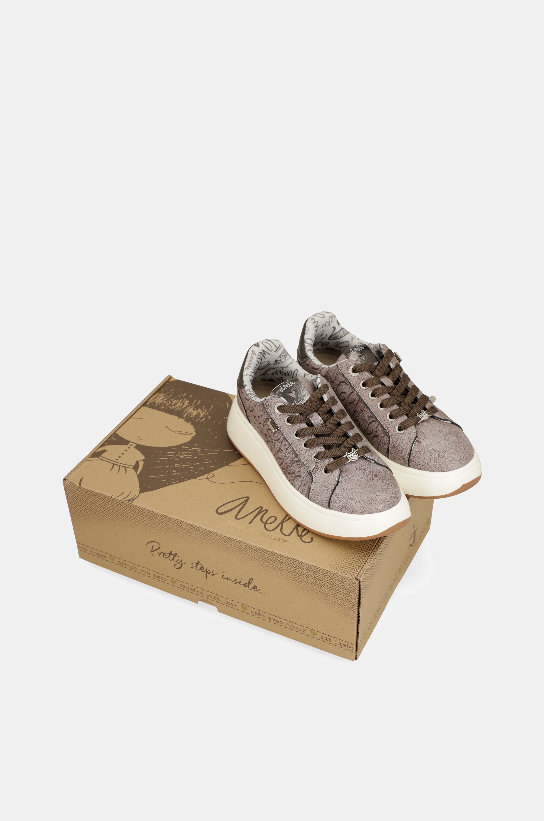 Casual ecru sneakers