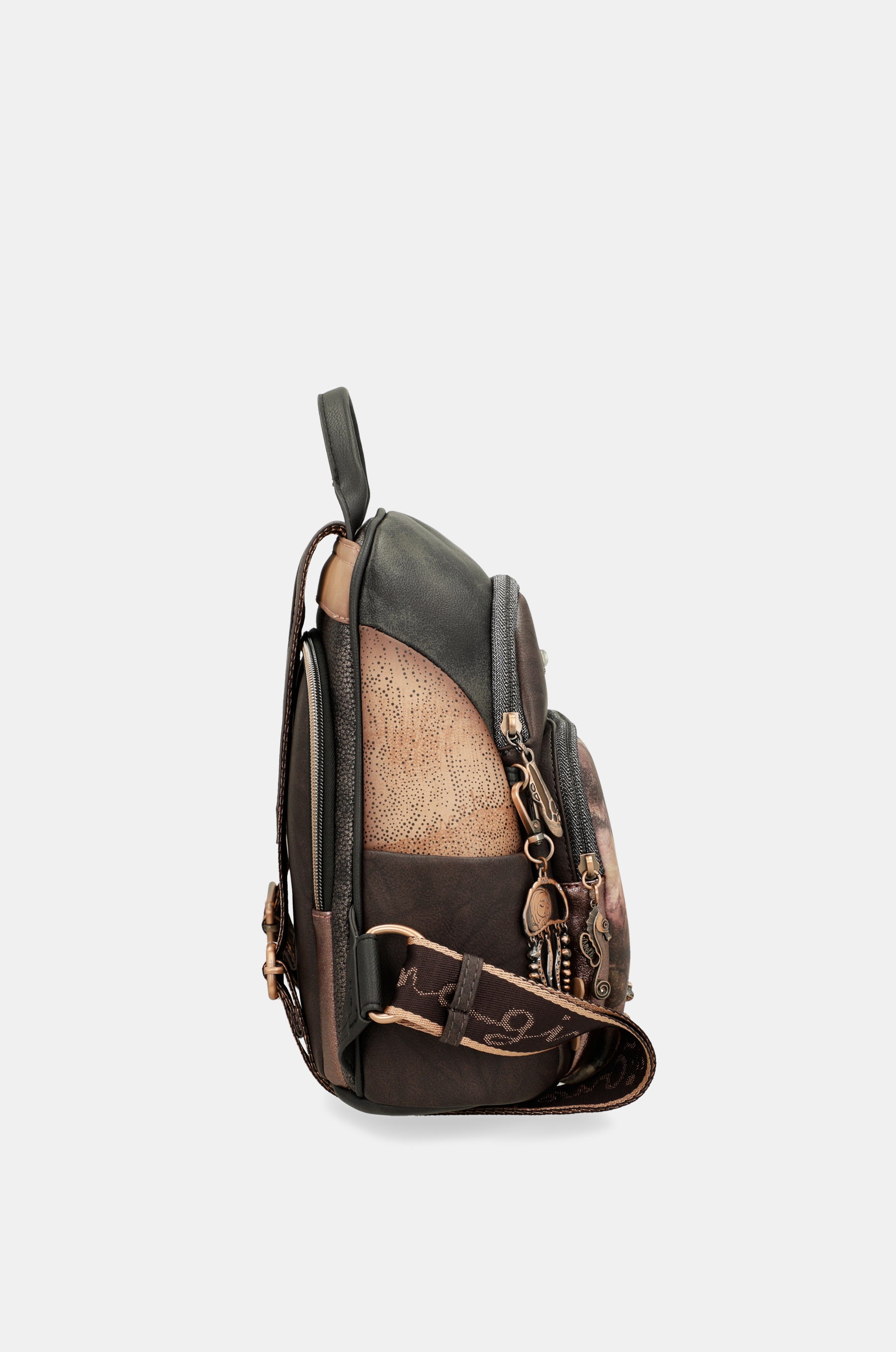 Land backpack for leisure use