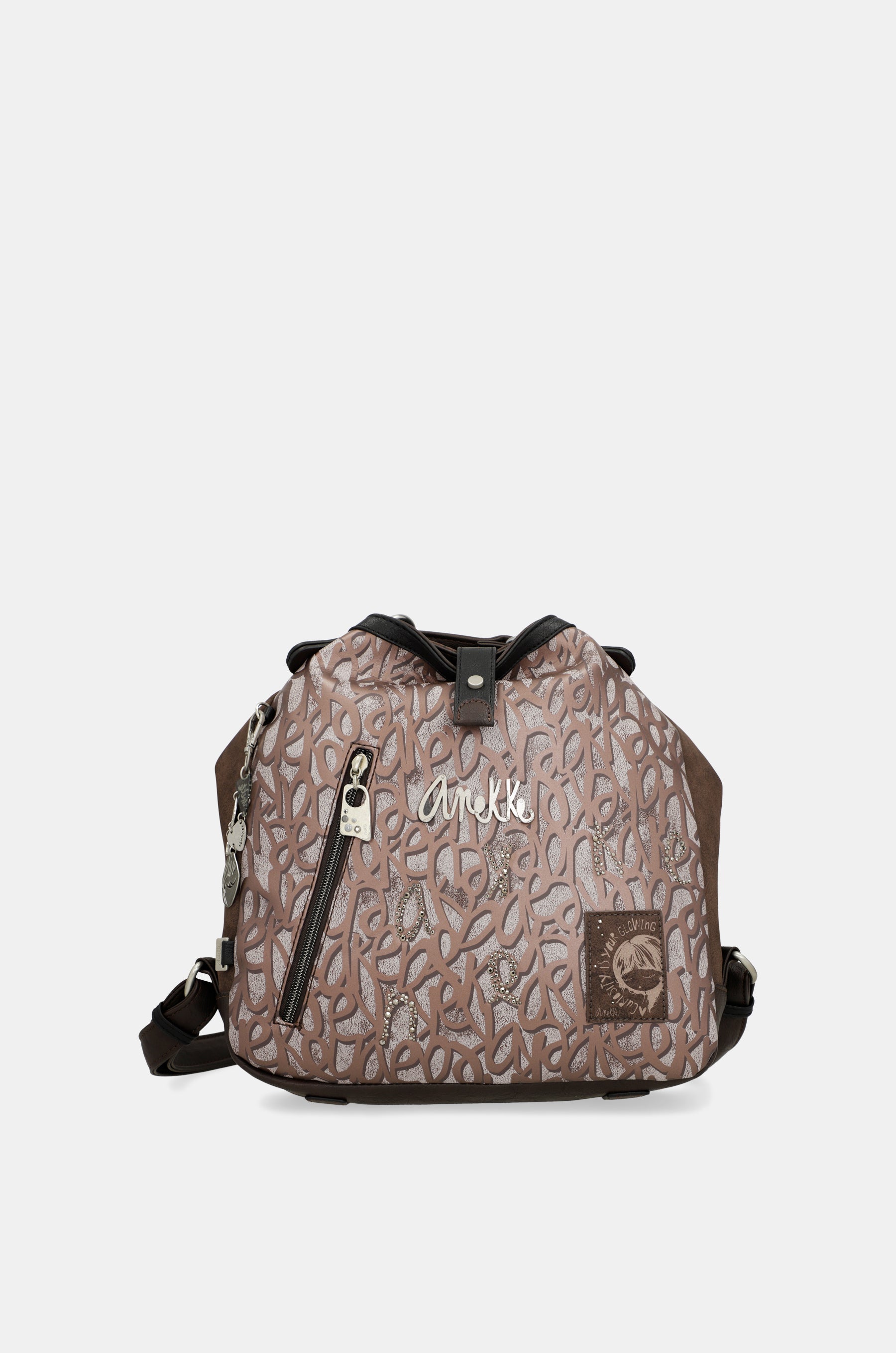 Mantle bag convertible into a backpack
