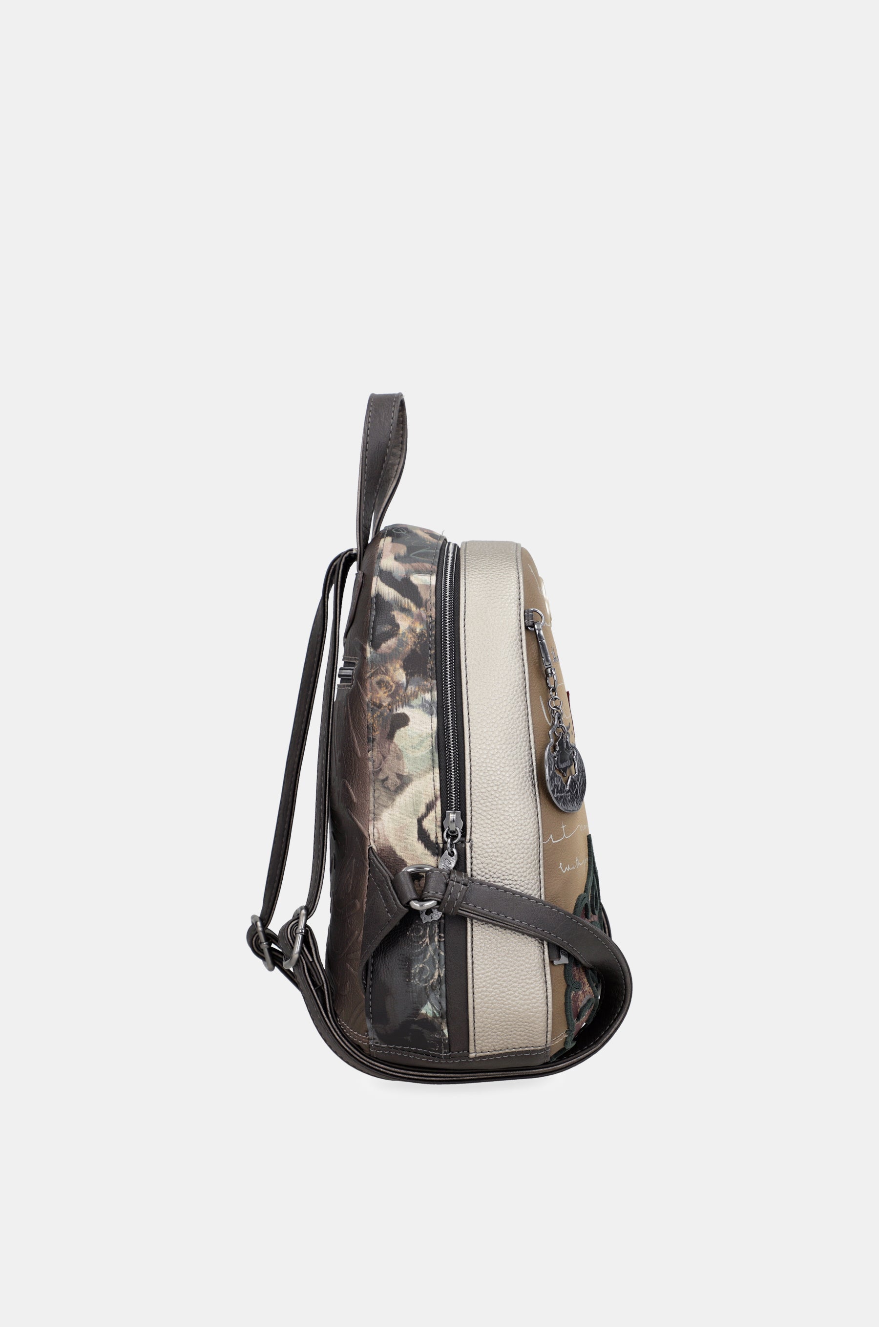 Manifesto backpack for leisure use