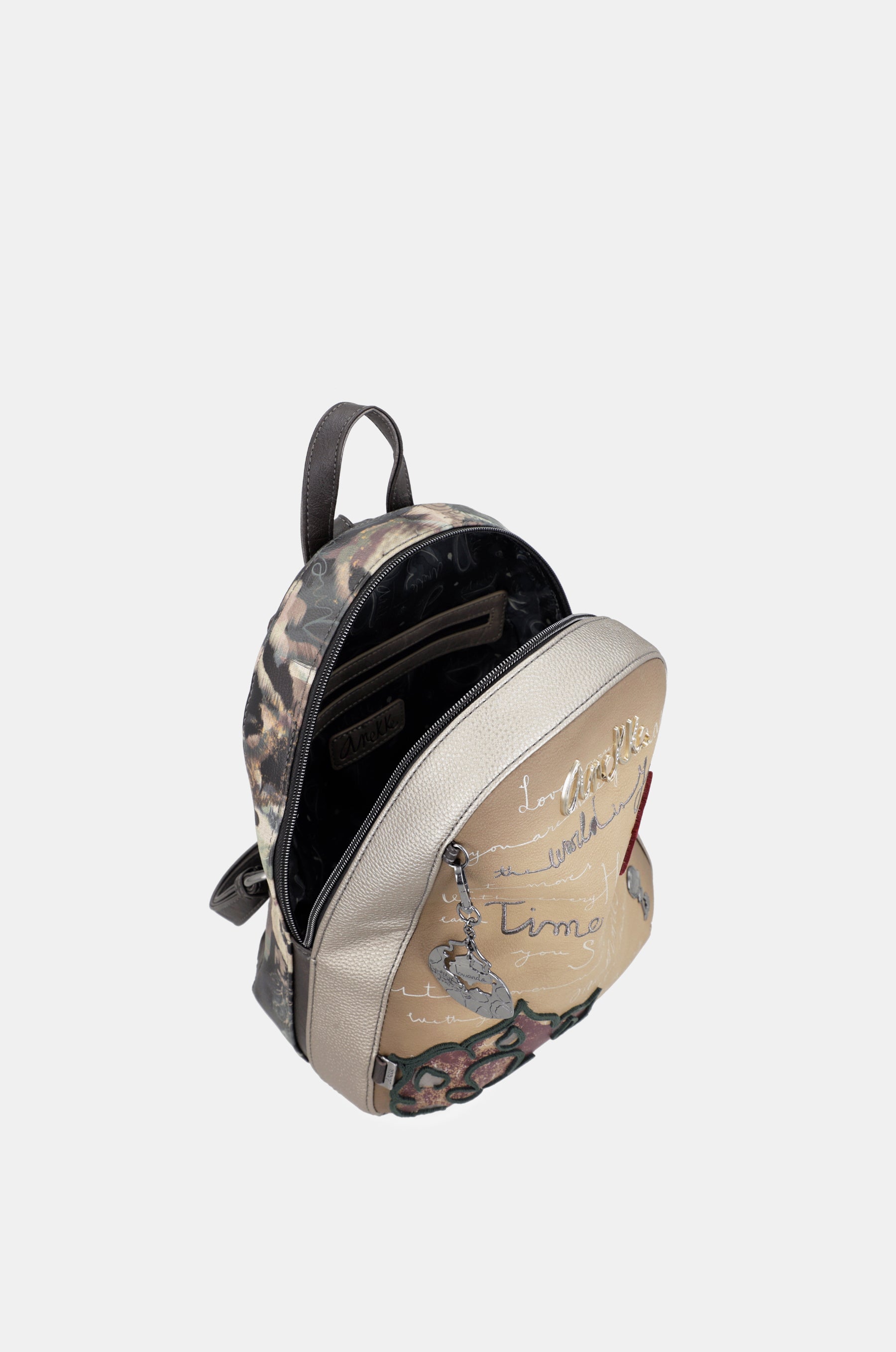 Manifesto backpack for leisure use