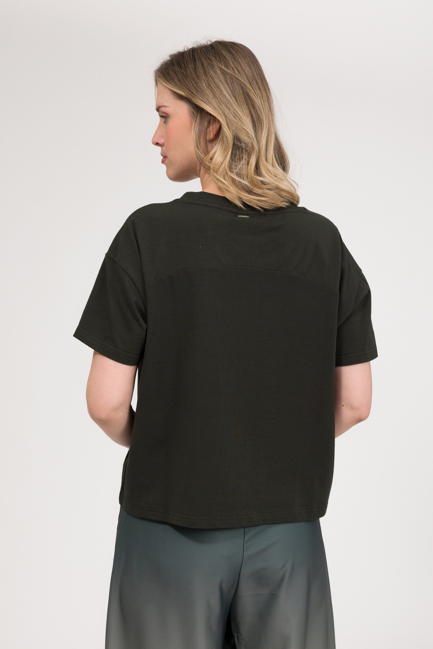 Black short-sleeve T-shirt