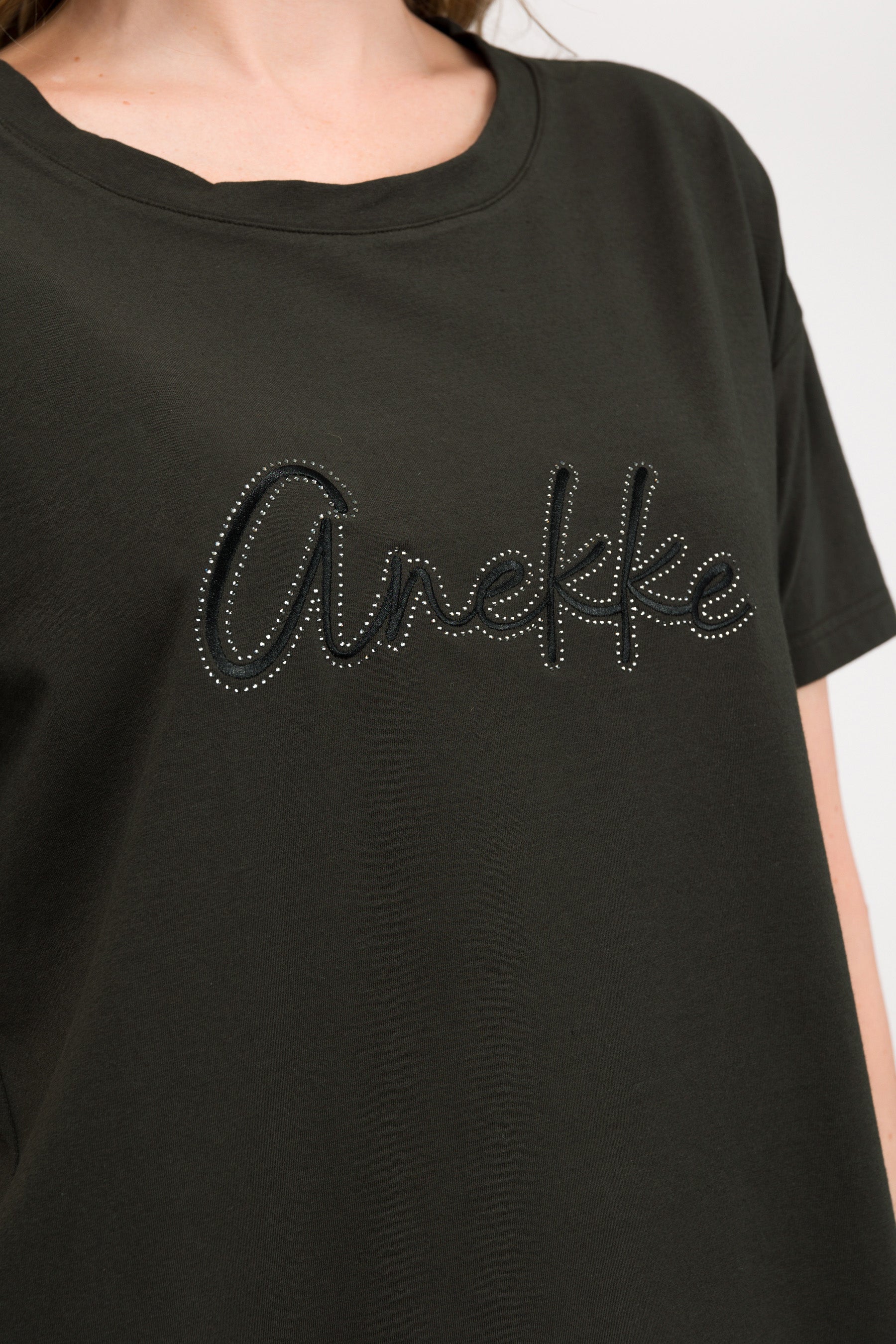 Black short-sleeve T-shirt