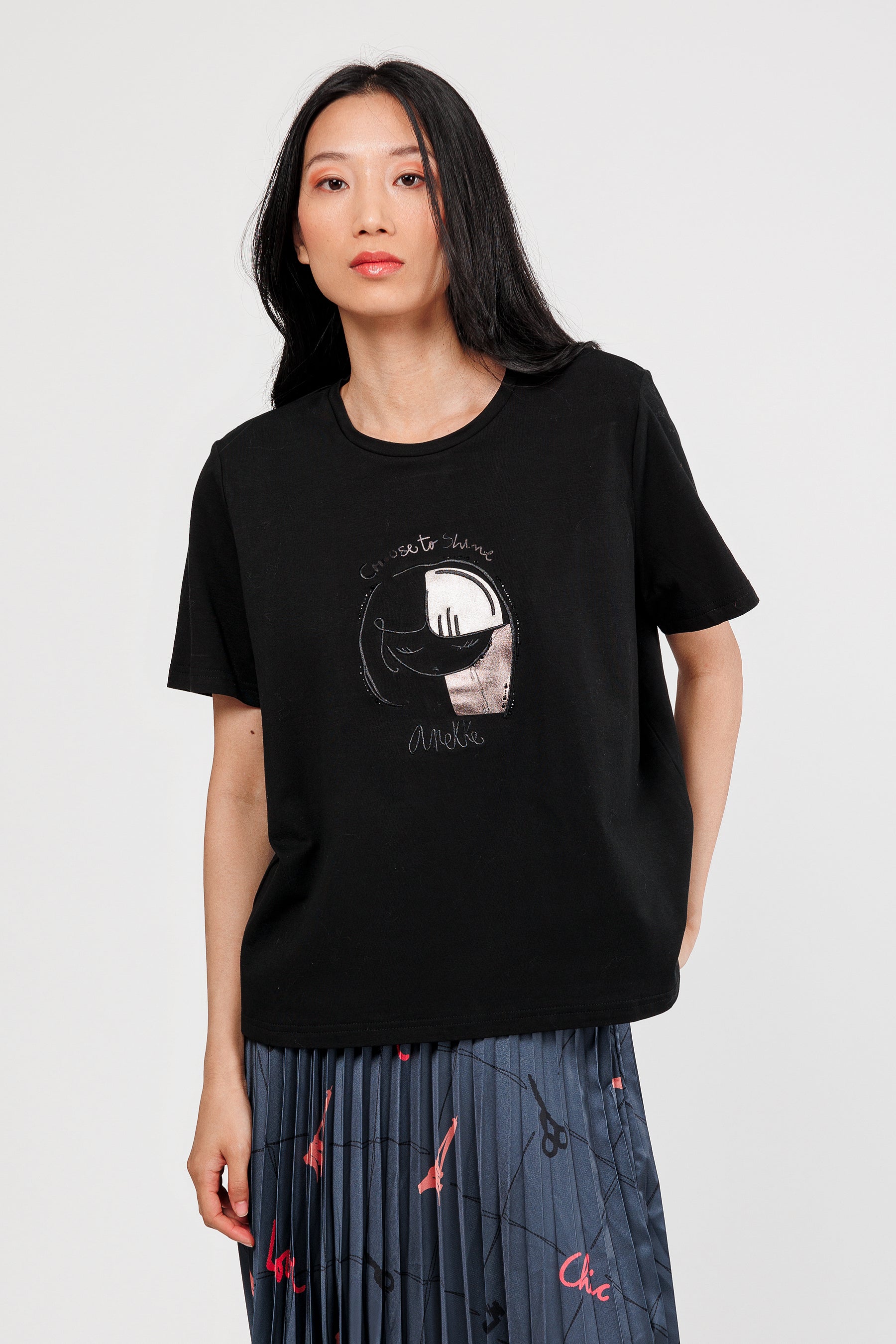 Black short-sleeved T-shirt with silver and bronze details