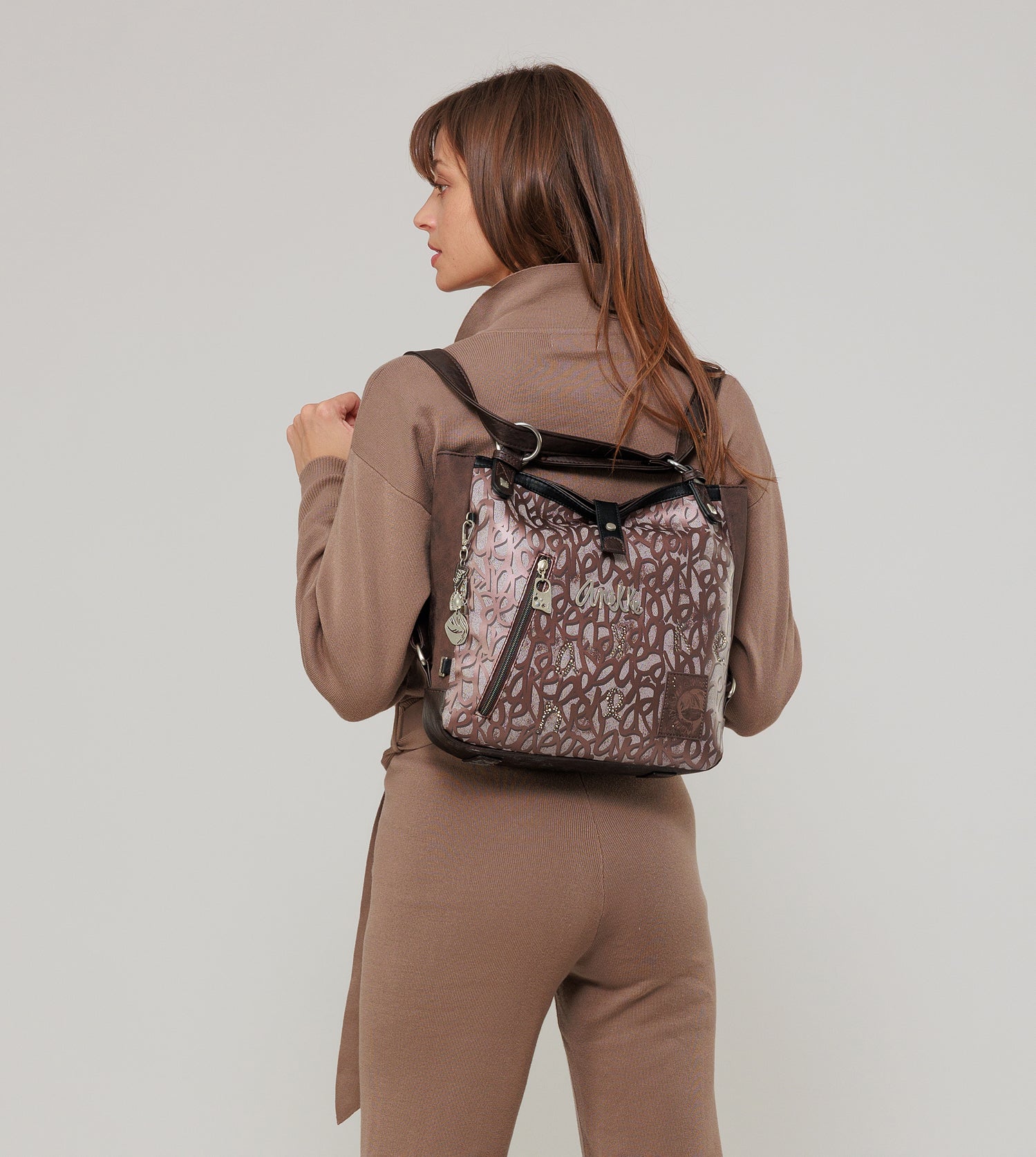 Mantle bag convertible into a backpack