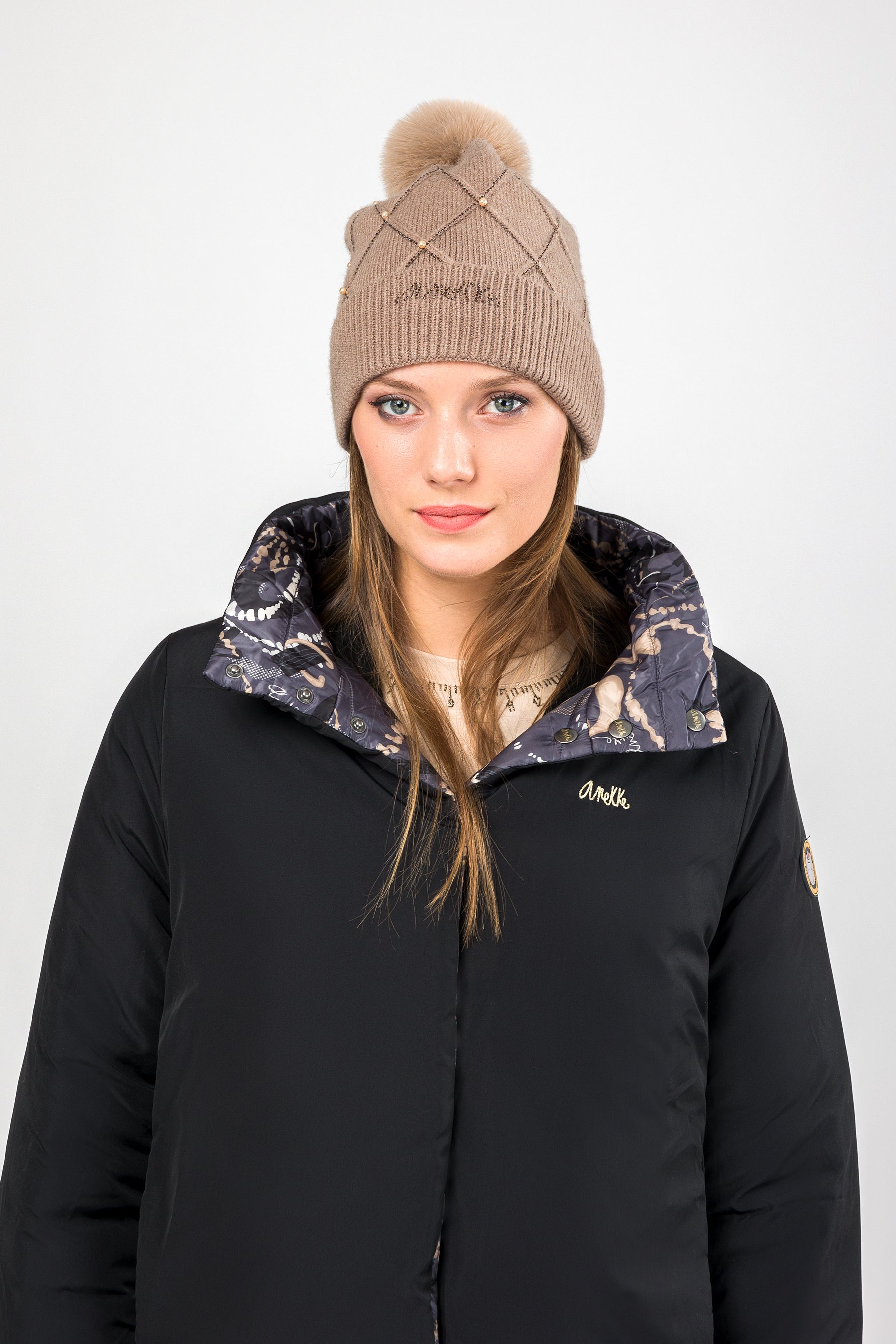 Beige knitted beanie with details