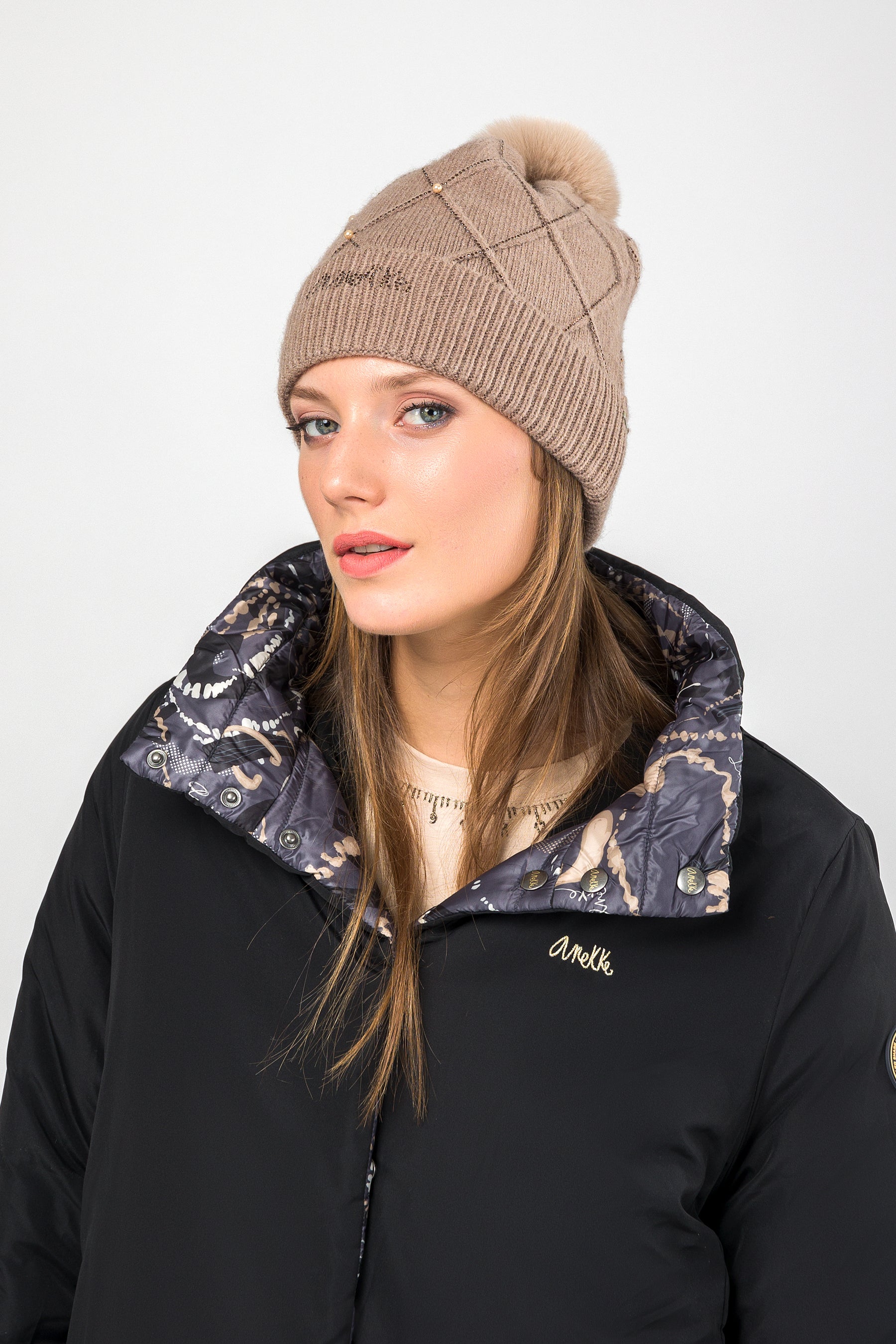 Beige knitted beanie with details