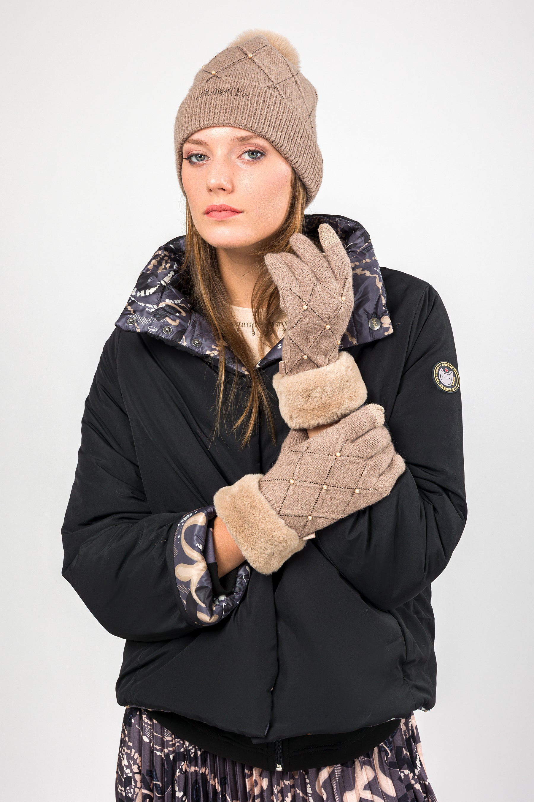 Beige knitted gloves with details