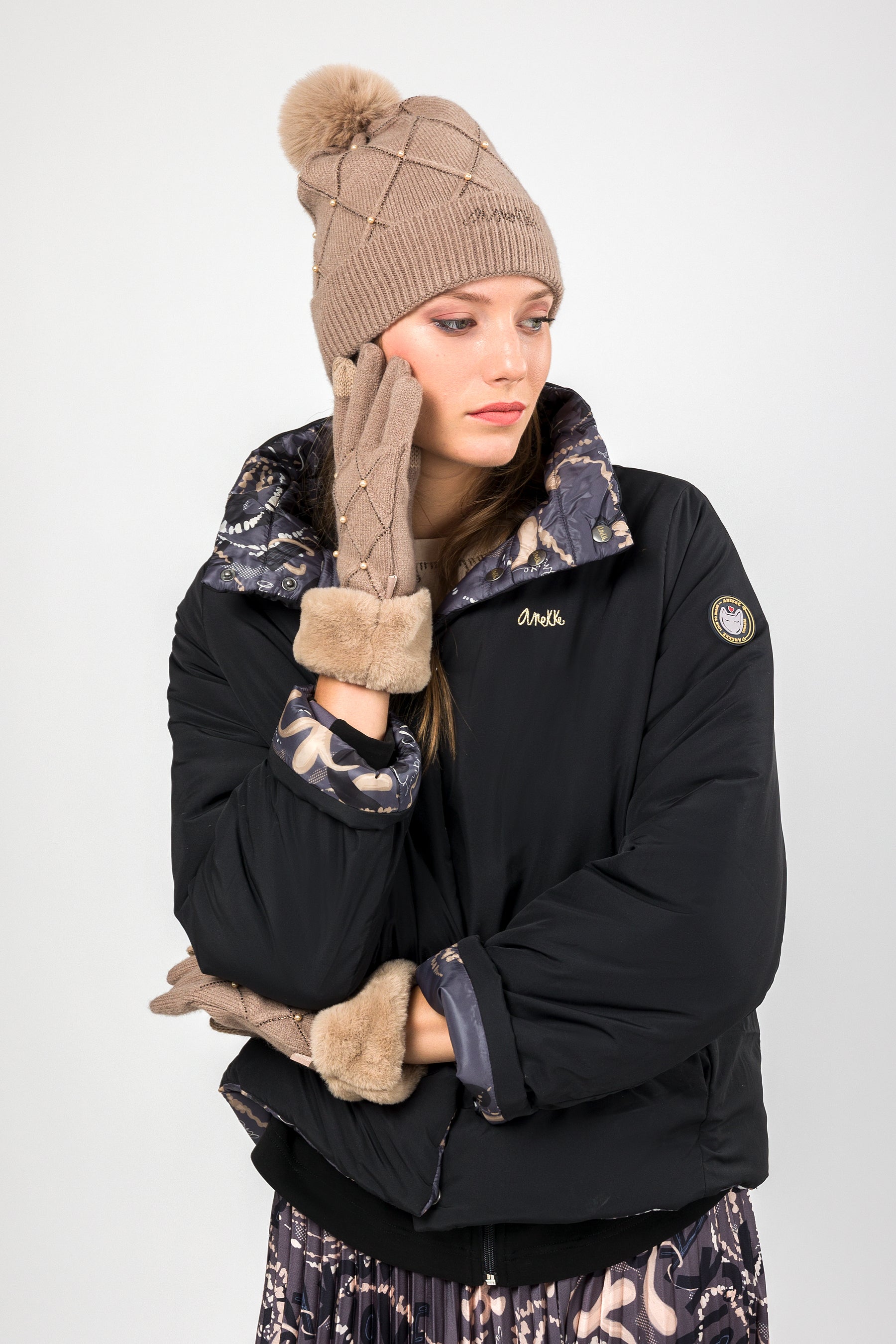 Beige knitted gloves with details