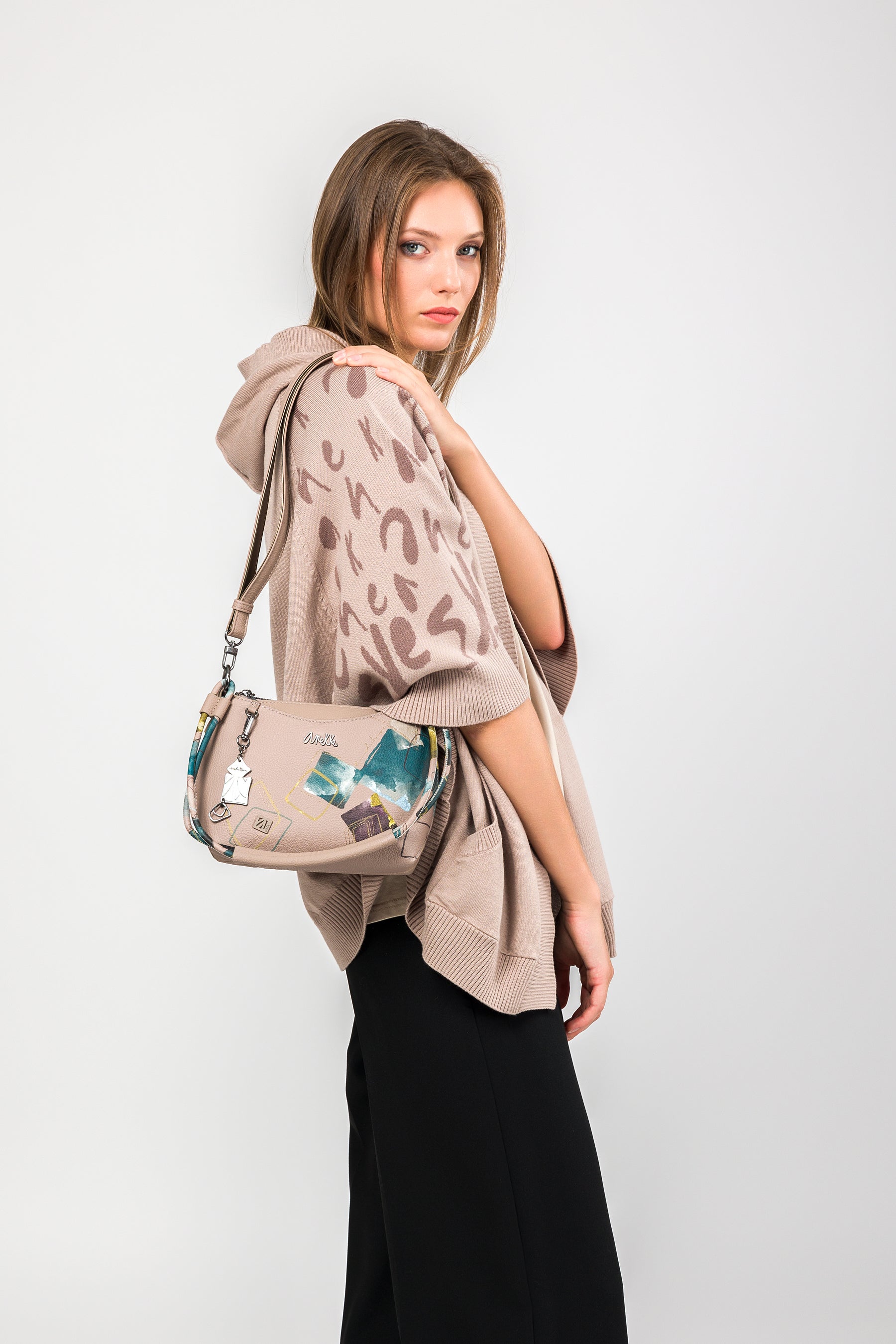 Evolution medium shoulder bag with shoulder strap