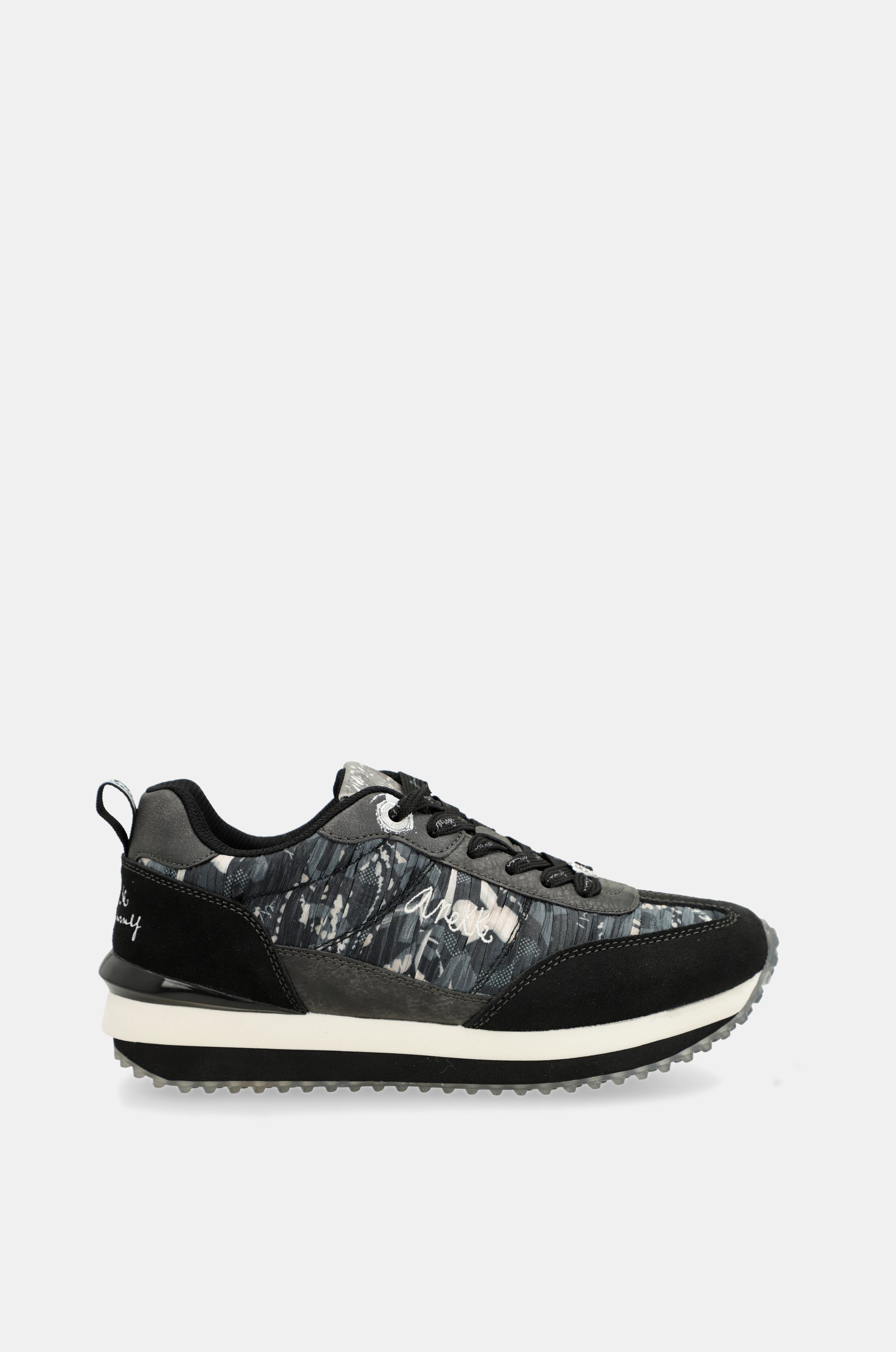 Black sneakers with multicoloured sole