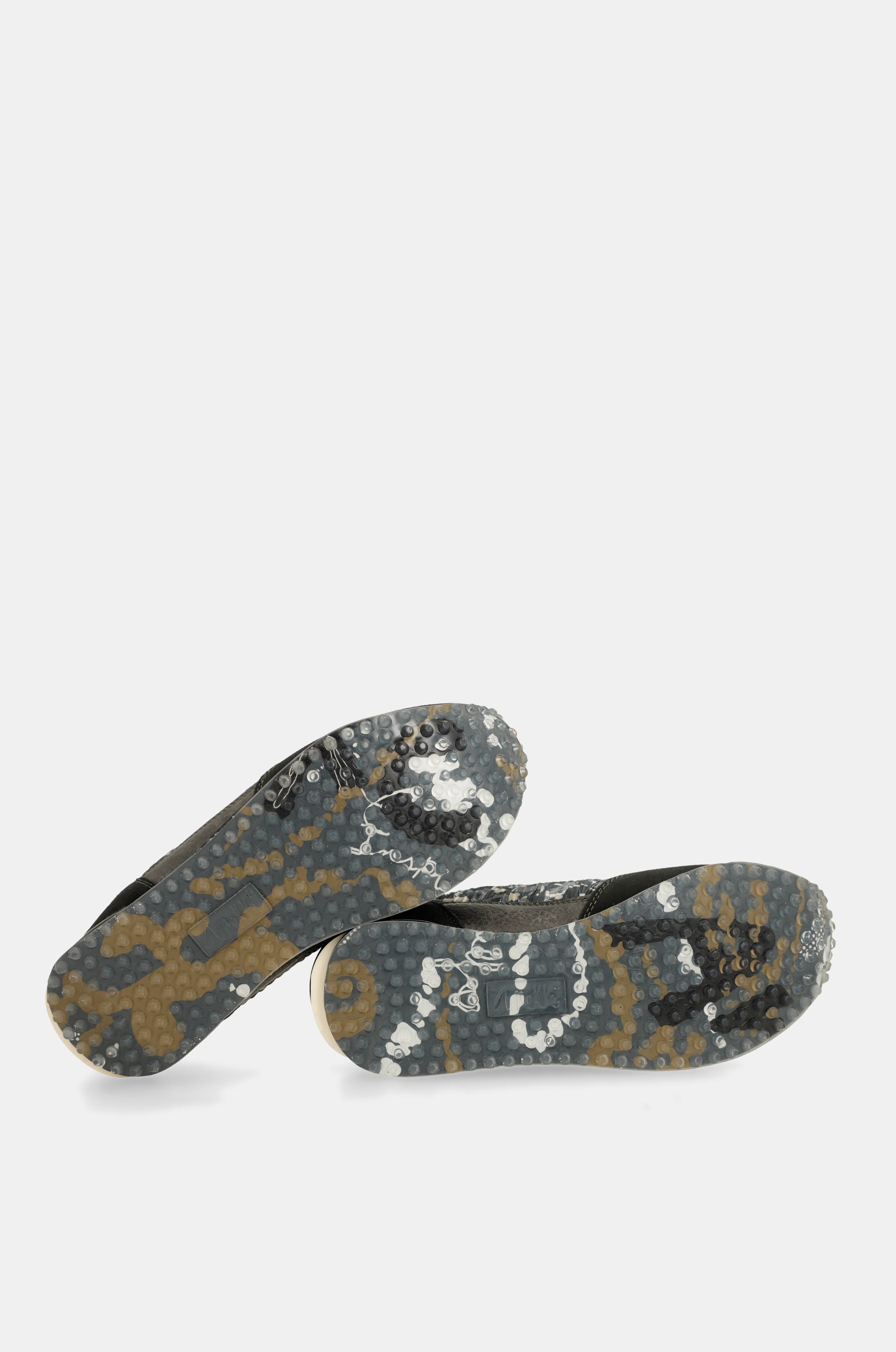 Black sneakers with multicoloured sole