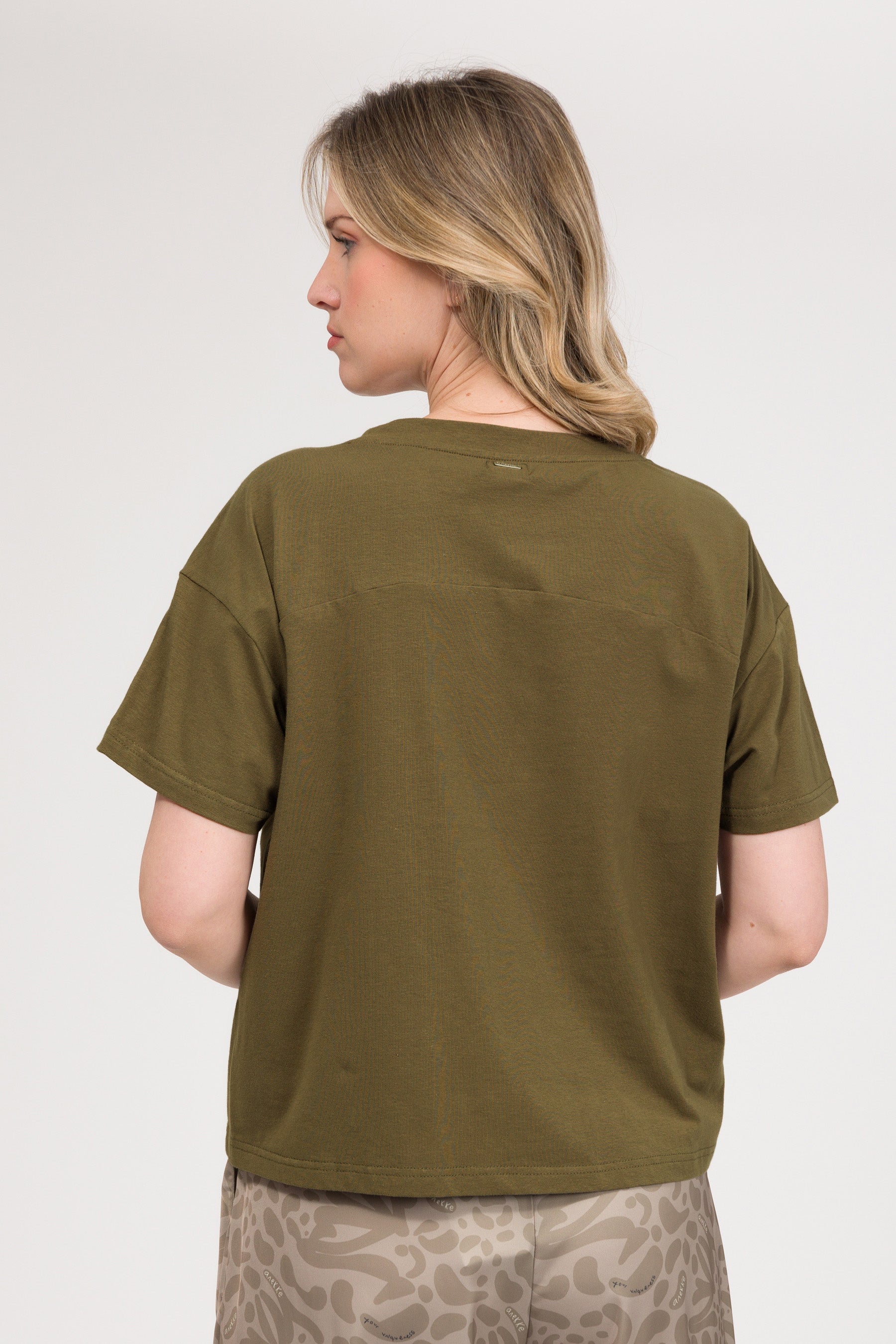 Green short-sleeve T-shirt