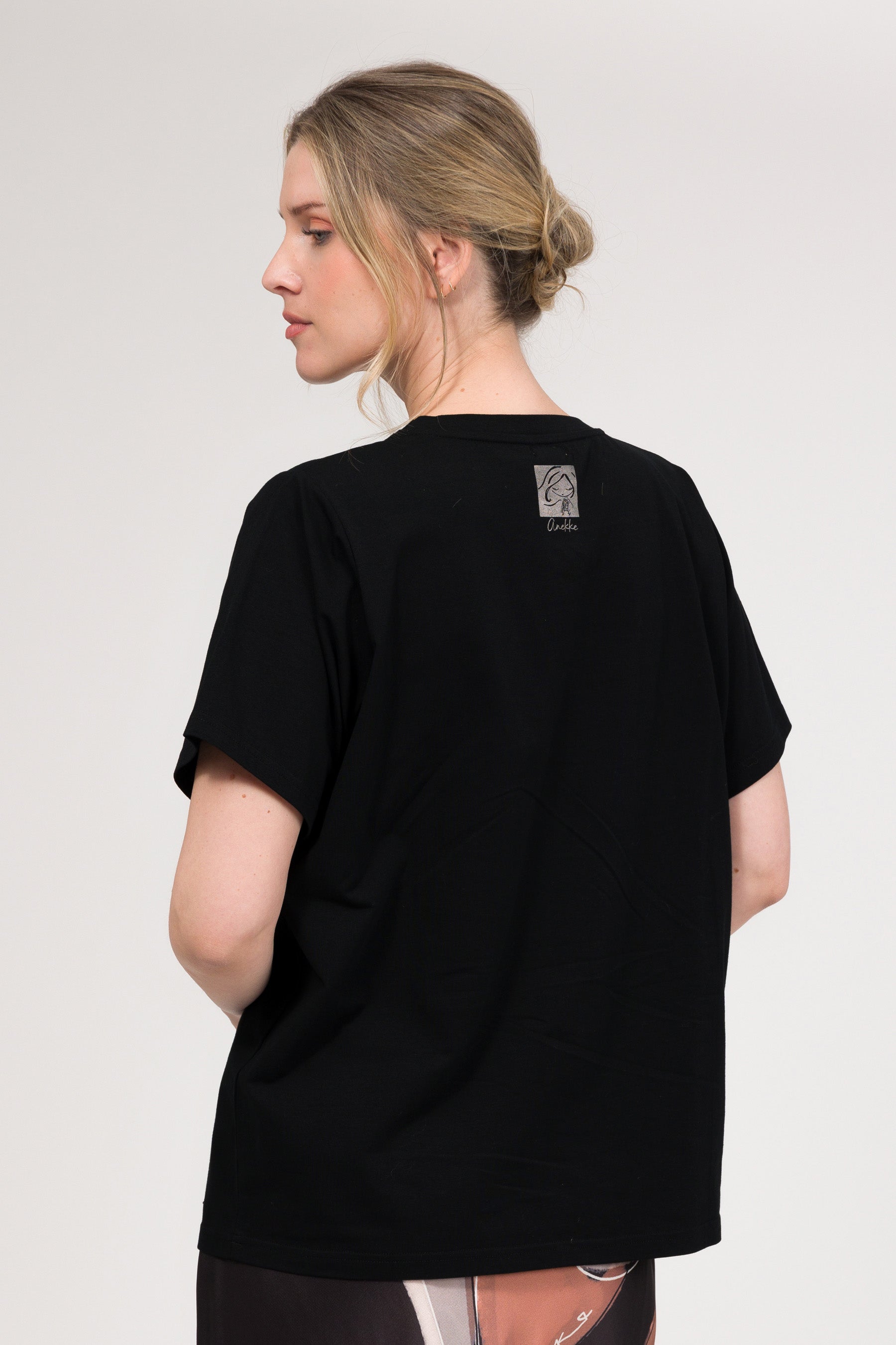 Black short-sleeve T-shirt