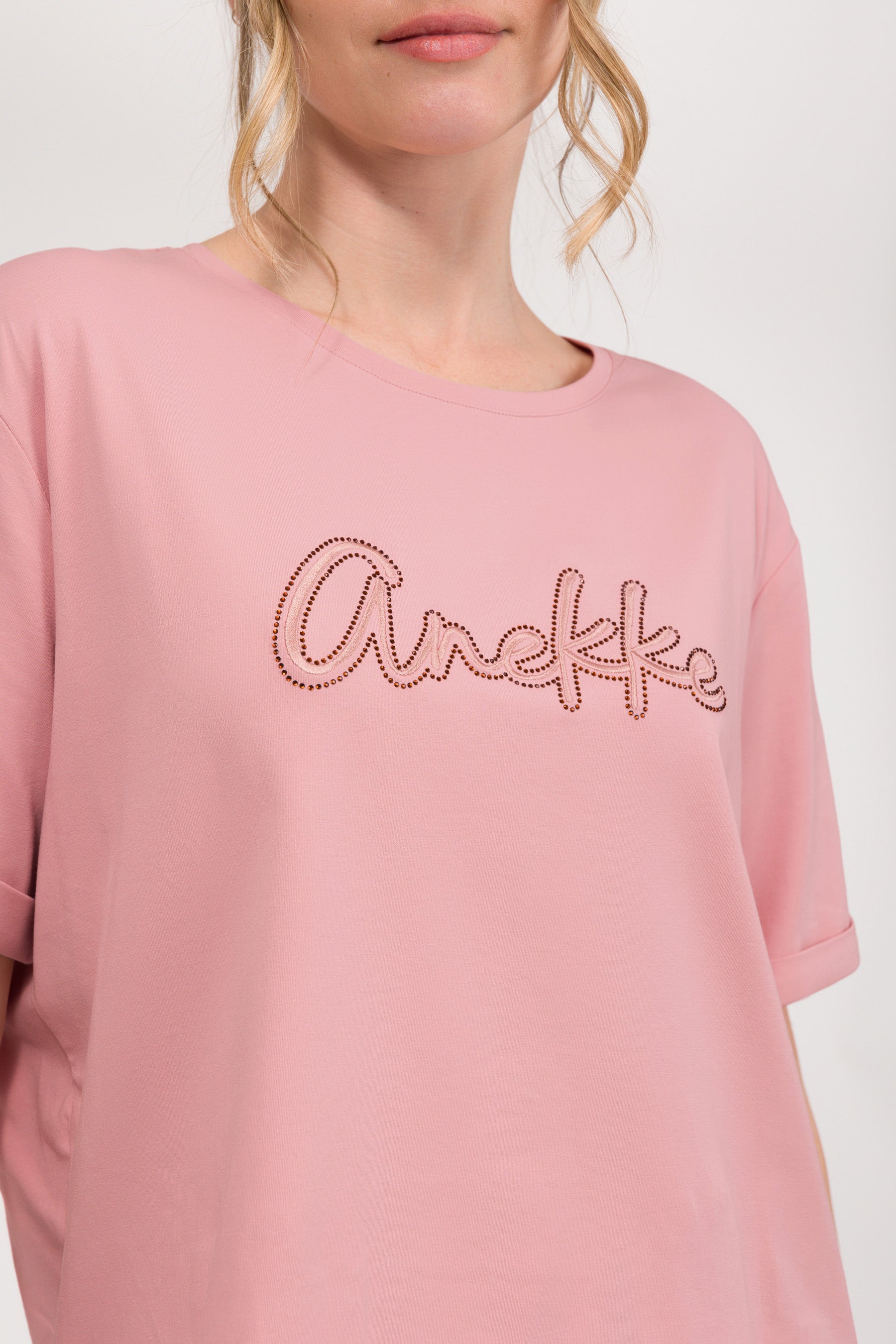Pink short-sleeve T-shirt with logo