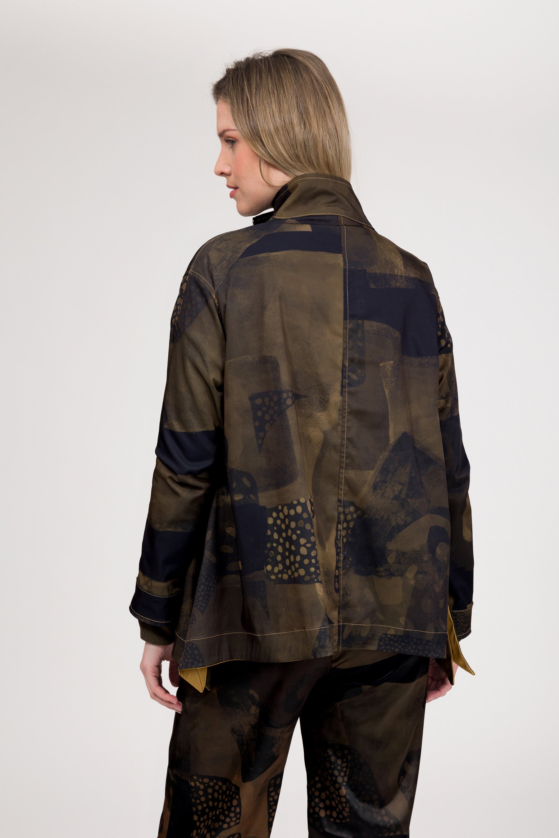Lightweight reversible jacket