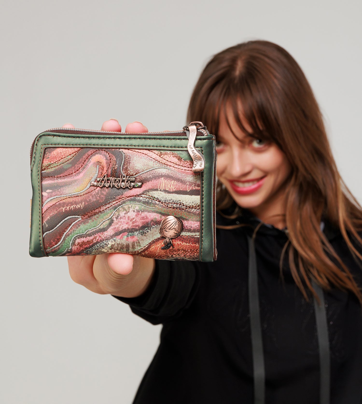 Outer medium wallet