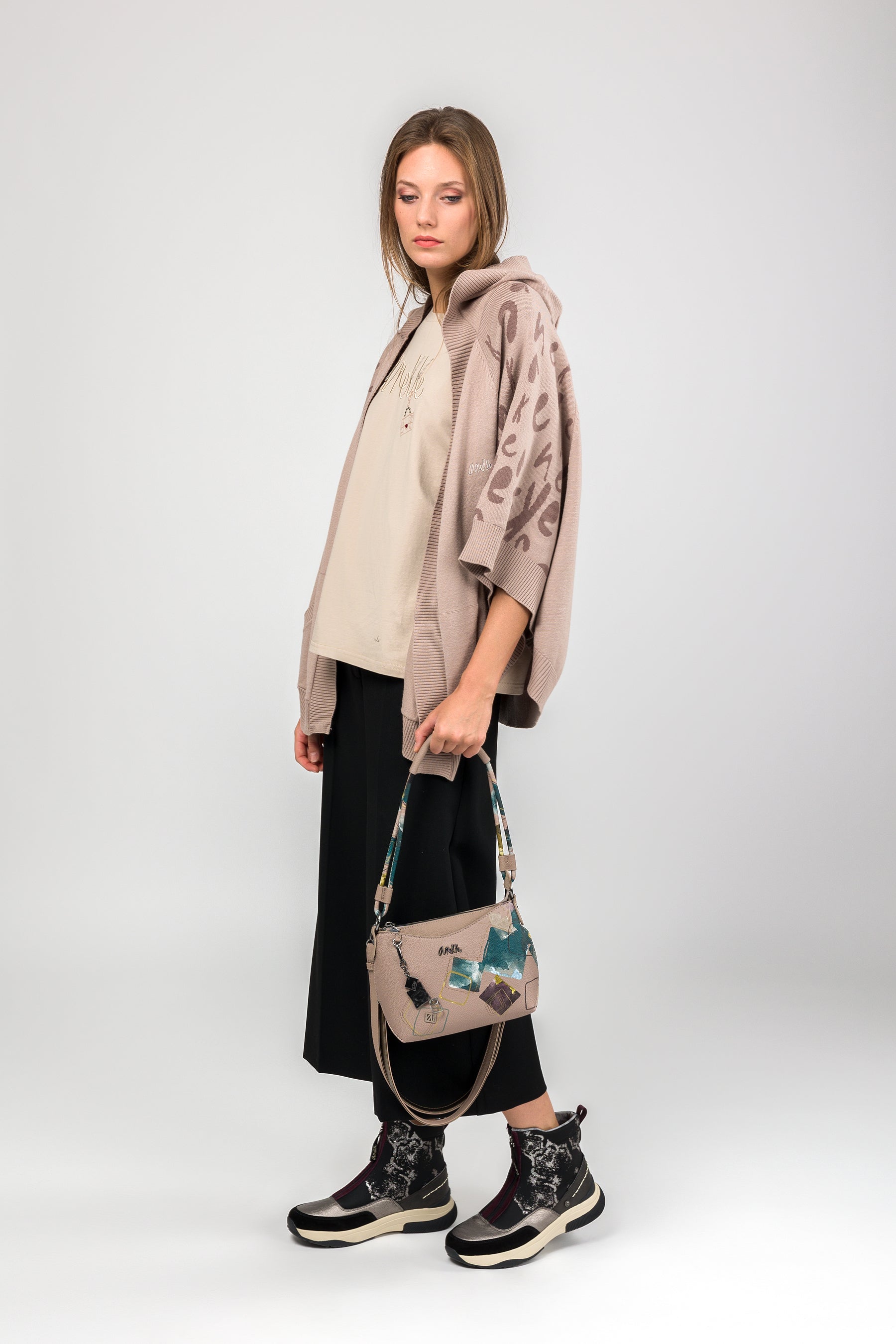 Evolution medium shoulder bag with shoulder strap